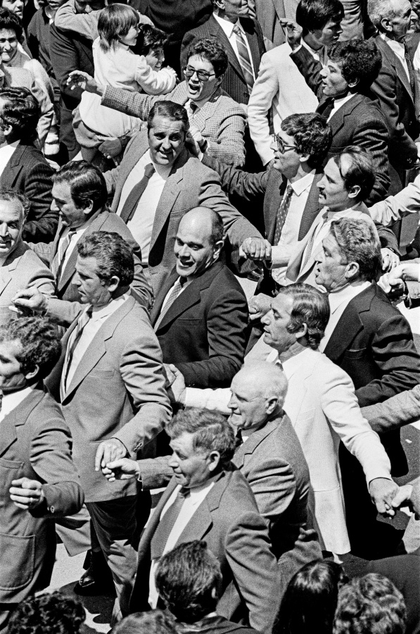 Domenica di Pasqua. La tradizionale corsa in cui gli uomini seguono il Cristo Risorto. Ribera, 1984 © Archivio Letizia Battaglia